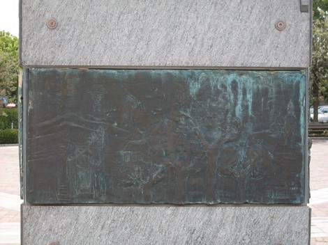 Monumento alla pace, con rilievi che simboleggiano unità e armonia tra i popoli.