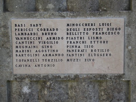 Monumento ai caduti con i nomi dei soldati in memoria delle loro gesta eroiche e sacrifici.