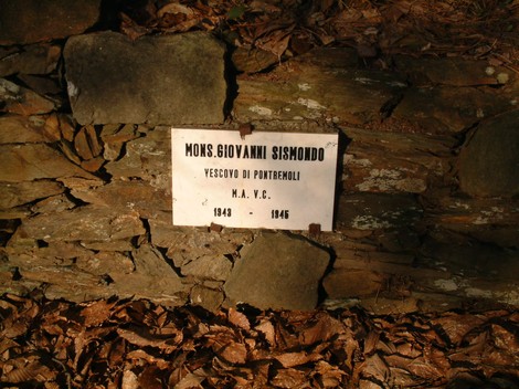 Placca commemorativa nel Parco della Resistenza del Monte Brugiana, dedicata a Mons. Giovanni Sismondo.