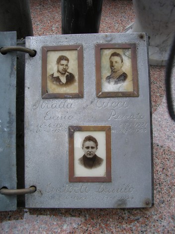Sepolcro dei caduti di Pian d'Albero, commemorazione dei soldati con fotografie e incisi in memoria.