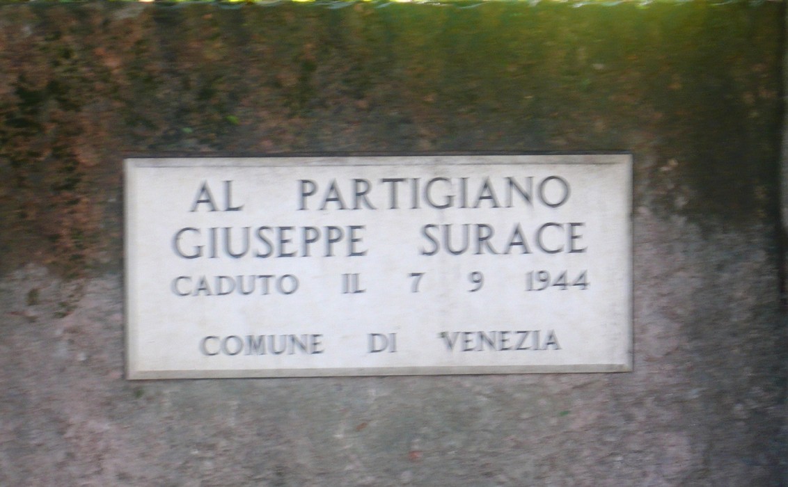 Monumento dedicato al partigiano Giuseppe Surace, commemorando il suo sacrificio nella Seconda Guerra Mondiale.