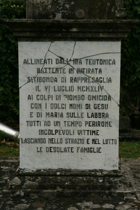 Monumento dell'Orenaccio, commemorazione delle vittime della battaglia, con un messaggio di dolore e memoria.