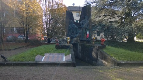 Monumento ai Caduti di Cadelbosco di Sopra, in memoria dei soldati. Rappresenta il sacrificio e la memoria storica.