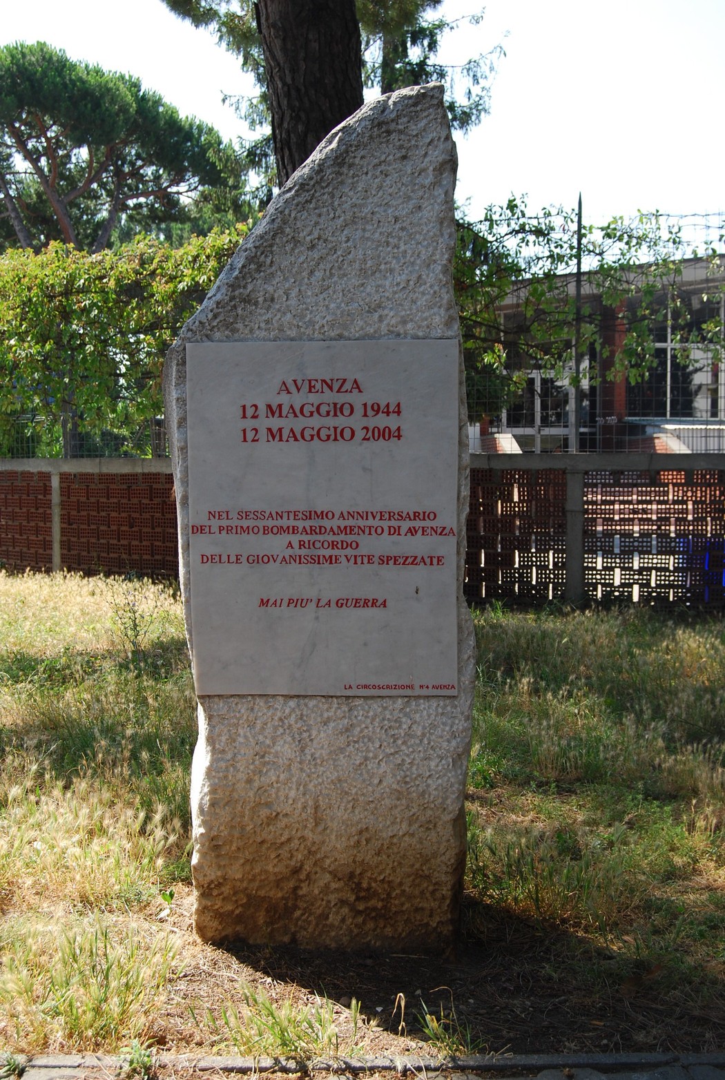 Cippo commemorativo del bombardamento di Avenza, in ricordo delle vittime del 12 maggio 1944.