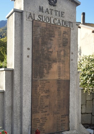 Monumento commemorativo ai caduti di Mattie, dedicato alla memoria dei soldati persi nella Grande Guerra.