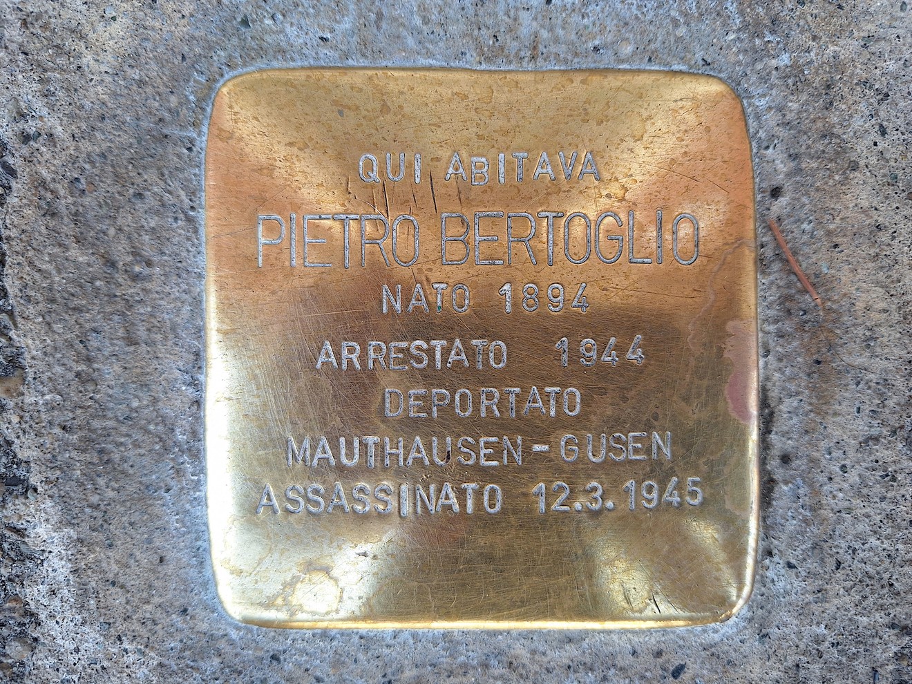 Pietra d'inciampo a Bertoglio, Comune di Moncalieri (TO), foto 1