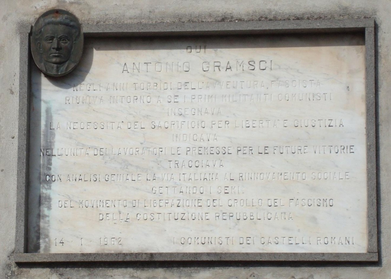 Lapide commemorativa ad Antonio Gramsci, testimonianza della sua lotta per libertà e giustizia sociale.