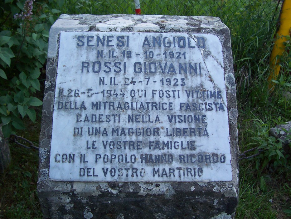 Cippo commemorativo dedicato a Senesi e Rossi, vittime della mitragliatrice fascista, in ricordo del loro sacrificio.
