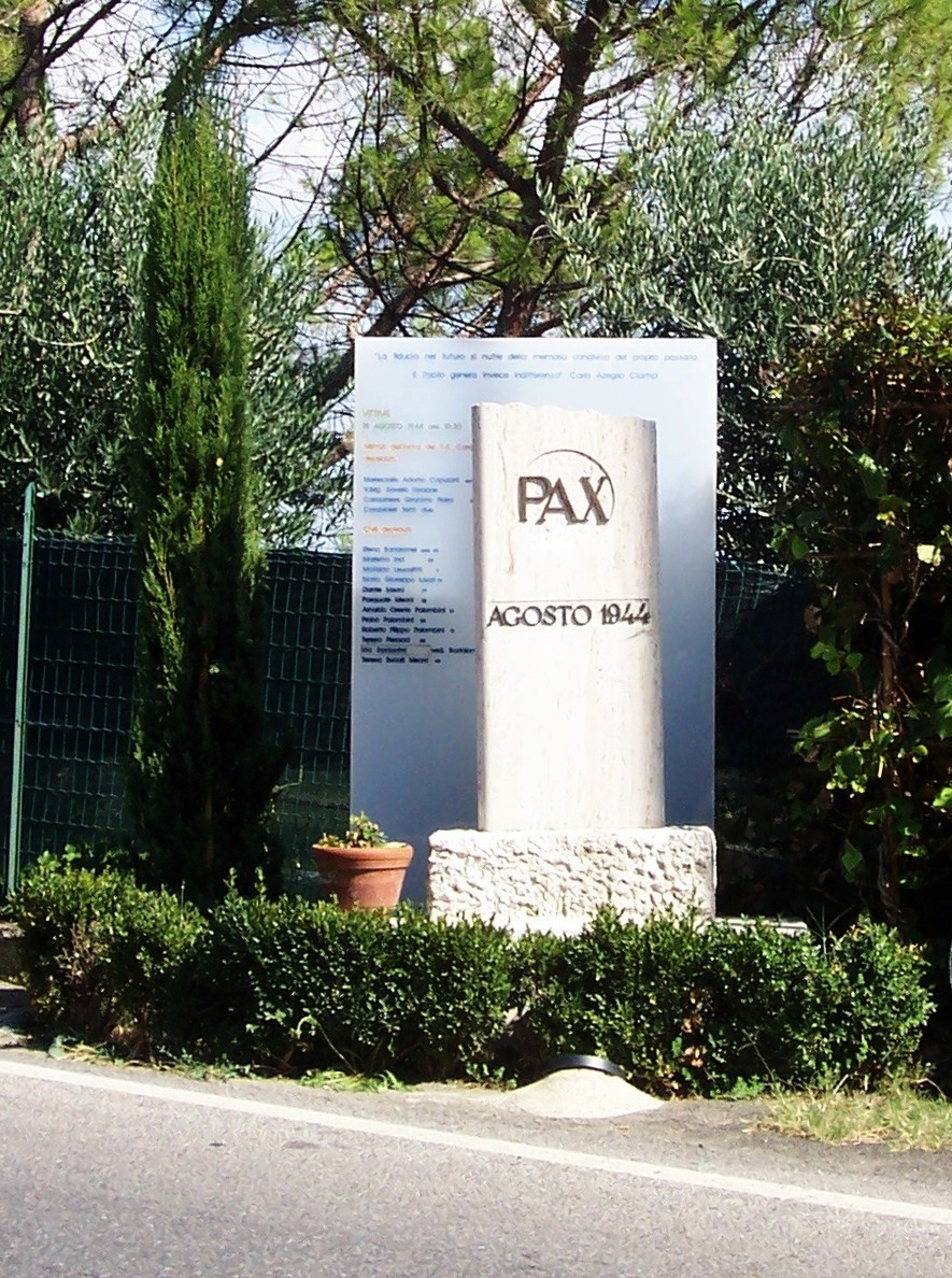 Monumento dedicato ai caduti del 18 Agosto 1944, con elementi naturali che lo circondano.