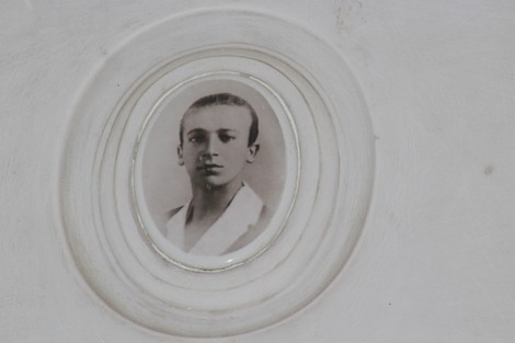 Ritratto in bianco e nero di un giovane, incastonato in una cornice ovale, al Sacrario dei partigiani di Torbella.