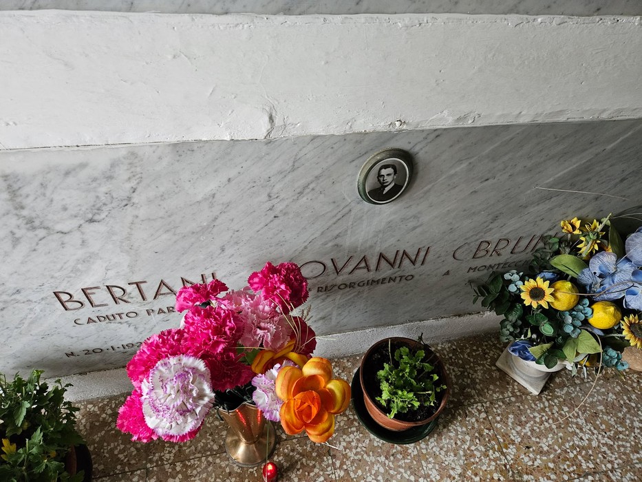 Sacrario dei Caduti della Resistenza di Montecchio con fiori e commemorazioni in onore dei caduti.