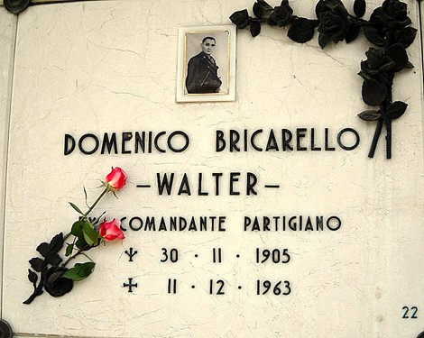 Sepolcro di Domenico Bricarello, partigiano, decorato con rose e un ritratto in memoria della sua vita.