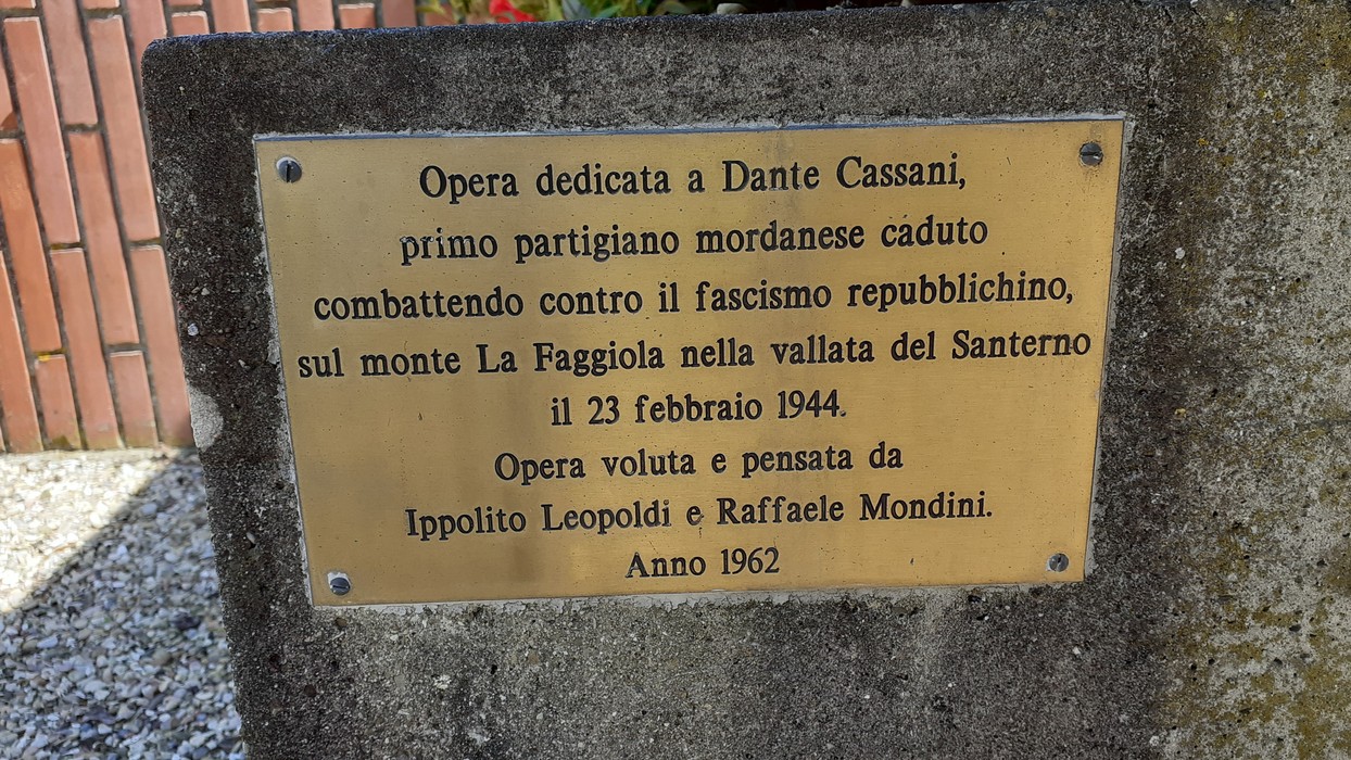 Monumento dedicato a Dante Cassani, partigiano caduto, situato nella valle del Santerno, 23 febbraio 1944.
