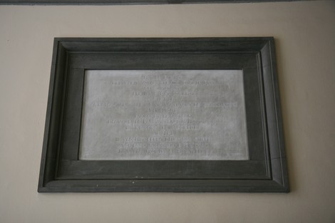 Lapide commemorativa nel Palazzo Guicciardini, testimonianza della storia locale.