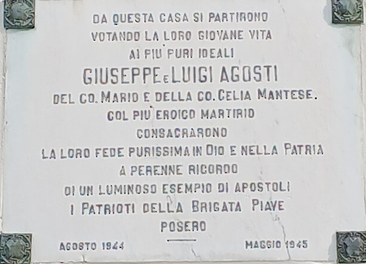 Lapide commemorativa dedicata ai fratelli Agosti, situata alla loro casa natale.