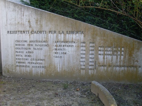 Monumento ai Caduti di Canolo, in memoria dei resistenti per la libertà, con nomi e date incisi.