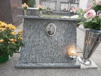 Monumento commemorativo ai partigiani, situato nel cimitero dei Cappuccini, con fiori e luci votive.