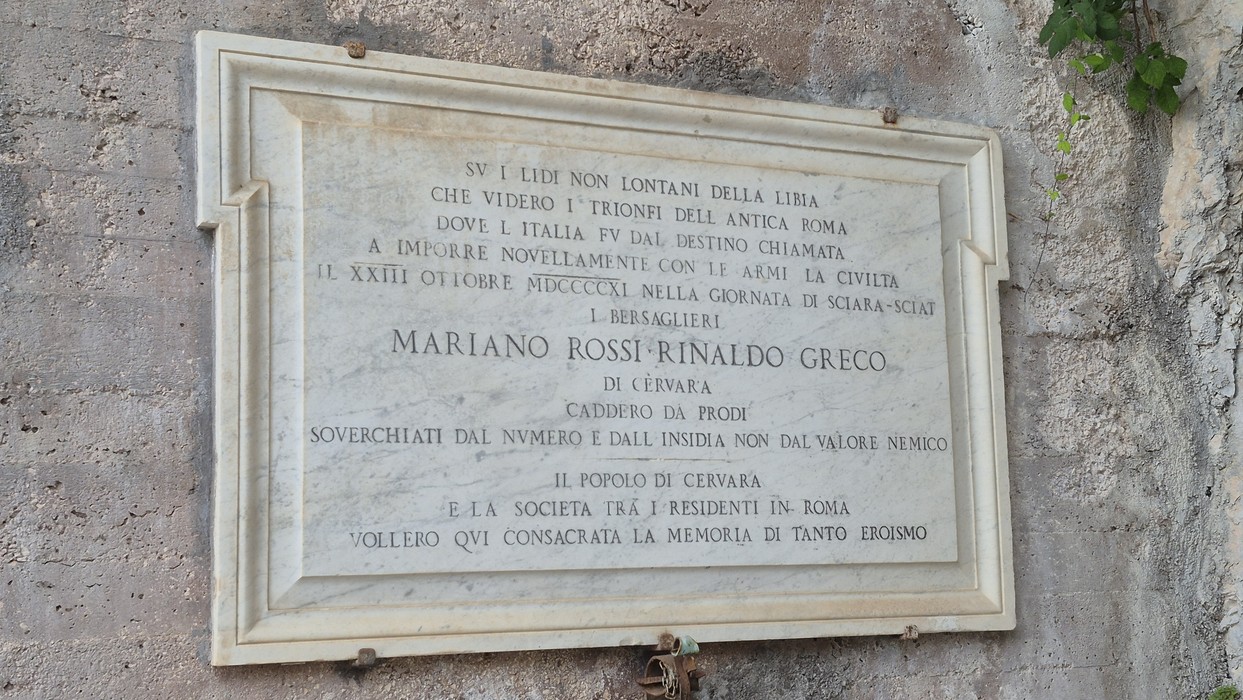 Monumento ai caduti, commemorativo con iscrizioni, dedicato ai militari di Cervara e al loro valore.