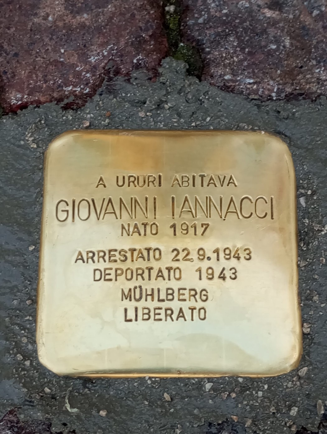 Pietra d'inciampo dedicata a Giovanni Iannacci, commemorando la sua storia e il suo arresto nel 1943.