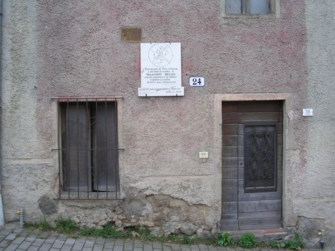 Lapide commemorativa a Vagaggini su una parete di un edificio storico.