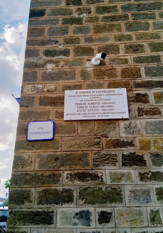 Lapide commemorativa a Todros e Spanò, su una parete di pietra in una via di Pantelleria.