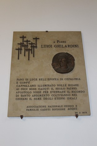 Lapide commemorativa dedicata a Padre Luigi Ghilardini, con dettagli sulla sua vita e opere.