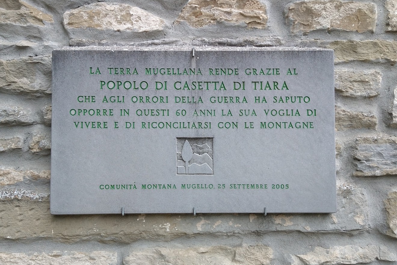 Lapide commemorativa contro la guerra, dedicata al popolo di Casetta di Tiara, 2005. Comunità Montana Mugello.