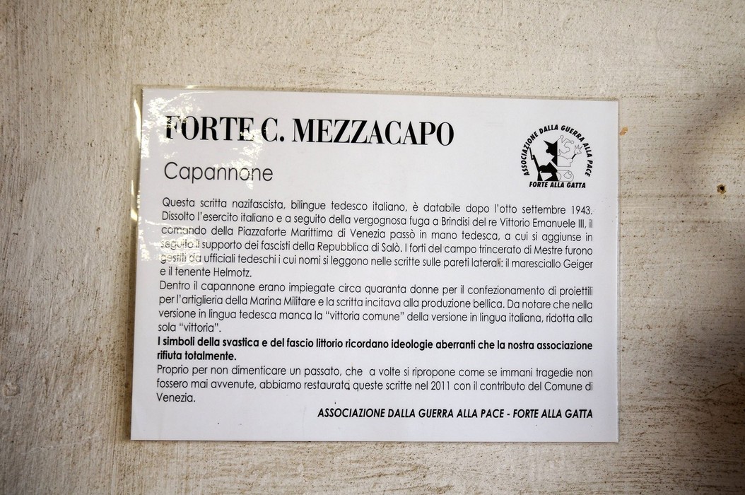 Immagine che interpreta e rielabora la propaganda nazifascista attraverso simboli e messaggi critici.