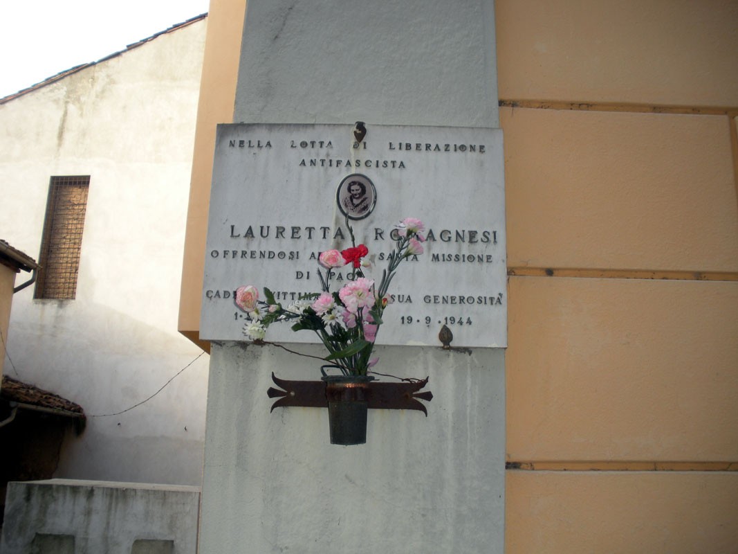 Lapide commemorativa di Lauretta Romagnesi, simbolo di resistenza e sacrificio nella lotta antifascista.