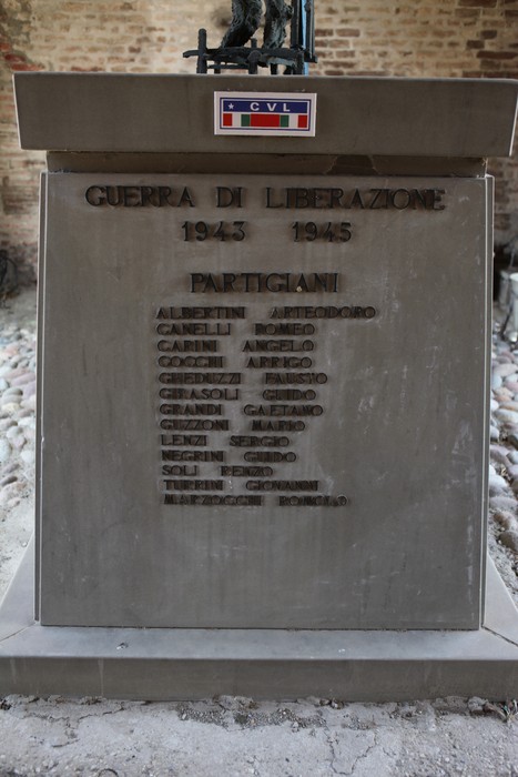 Monumento ai Caduti di Piumazzo, dedicato ai partigiani della Guerra di Liberazione 1943-1945.