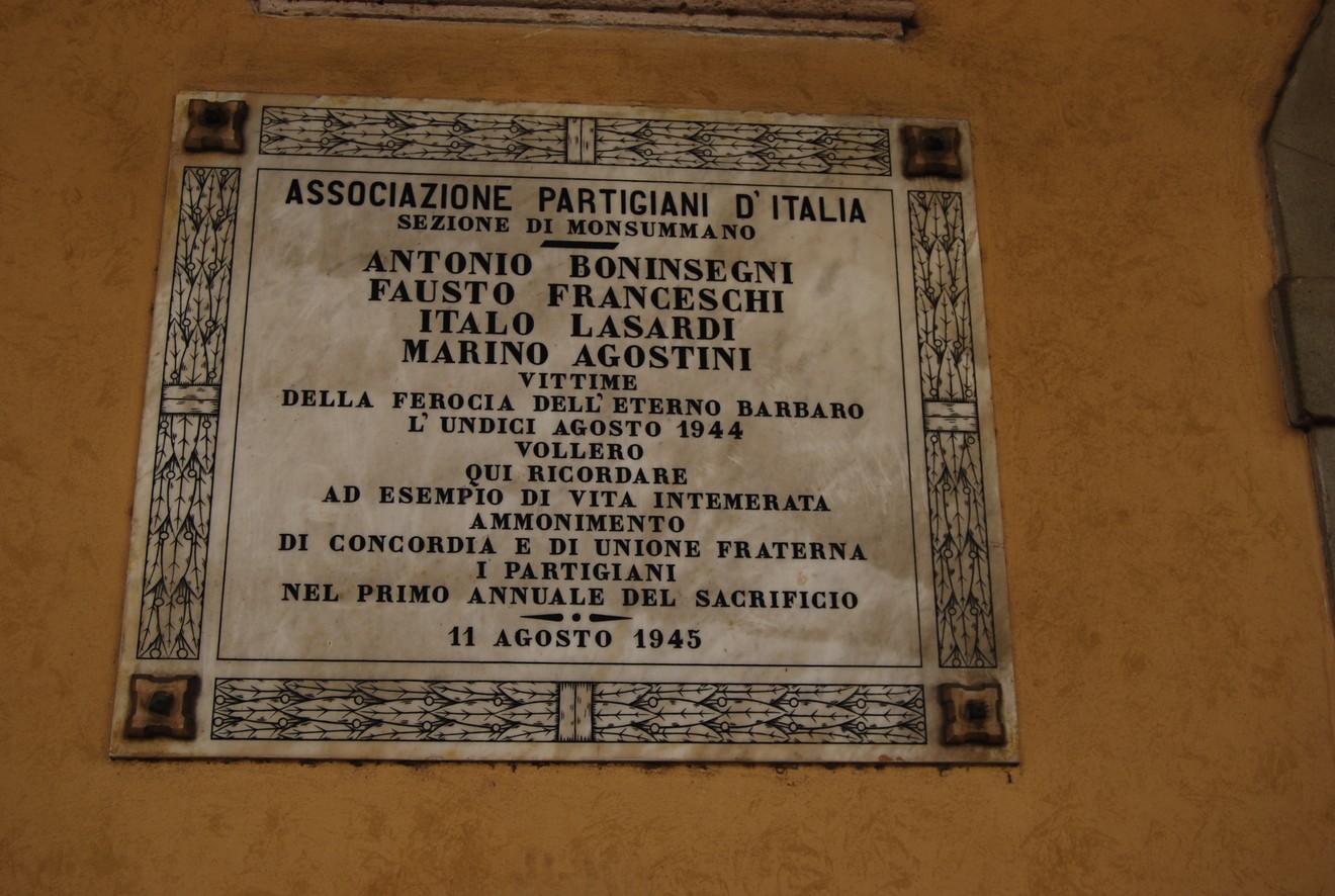 Lapide commemorativa delle vittime dell'eccidio di Cava di Maona, onorando i partigiani caduti.