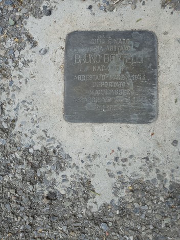 Pietra d'inciampo dedicata a Bruno Bertelli, commemorativa della sua vita e persecuzione.