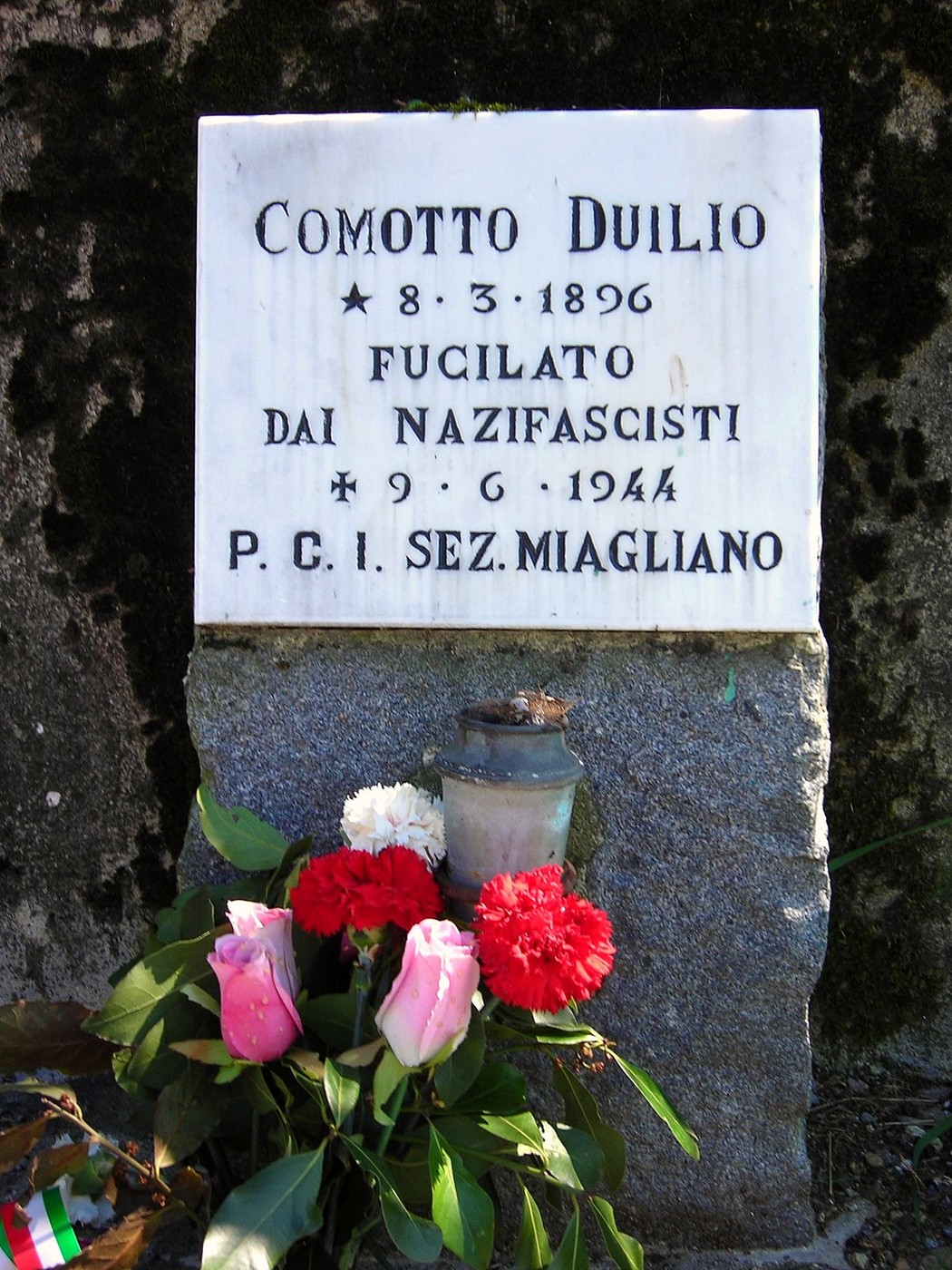 Lapide commemorativa dedicata a Comotto Dulio, fucilato dai nazifascisti nel 1944. Omaggio di fiori.