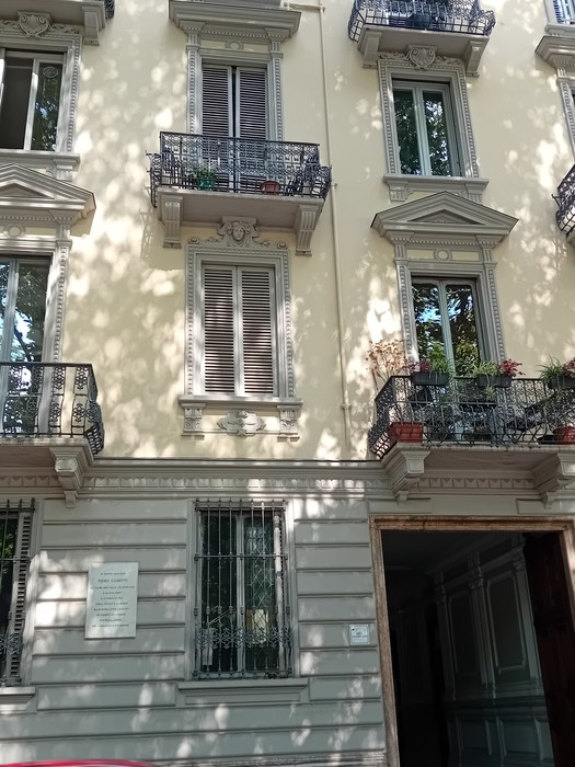 Edificio con facciata in stile classico e balconi, contenente una lapide dedicata a Gobetti.