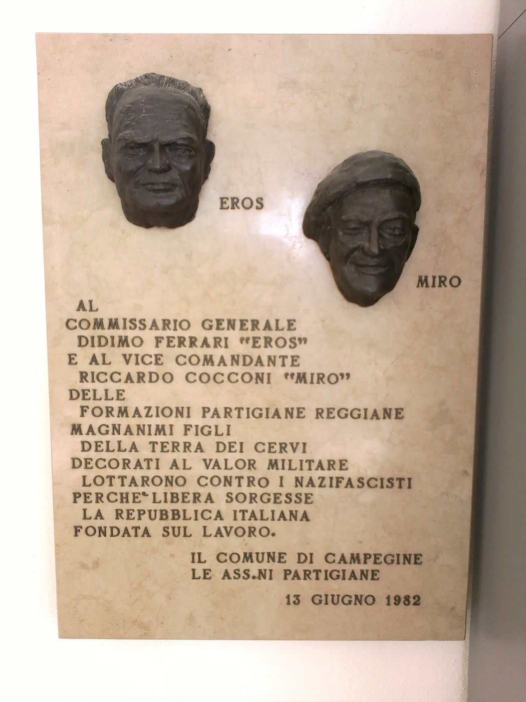 Lapide commemorativa dedicata a Didimo Ferrari e Riccardo Cocconi, partigiani e combattenti per la libertà.