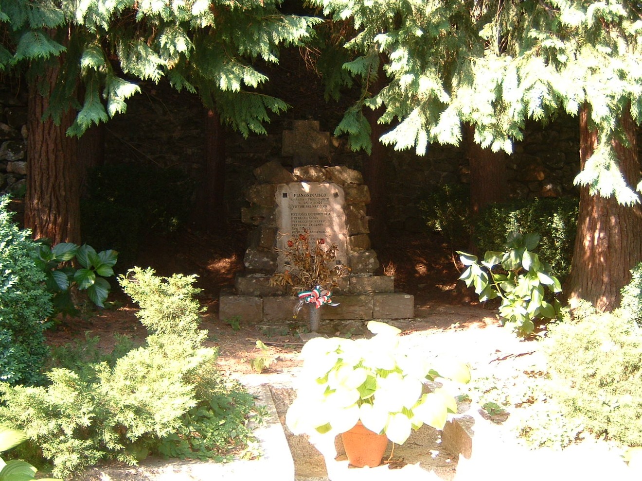 Monumento di Pianosinatico, immerso nella natura, dedicato alla memoria e al ricordo.