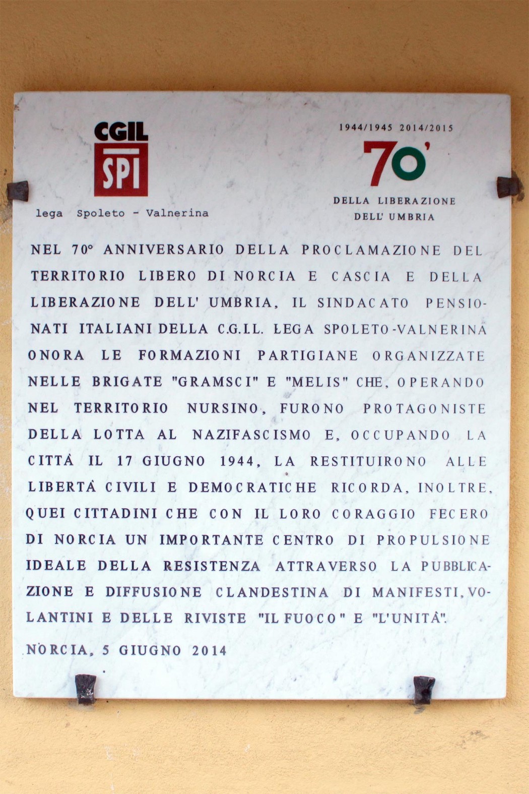 Lapide commemorativa per il 70° anniversario della liberazione di Norcia e Cascia, in Umbria.