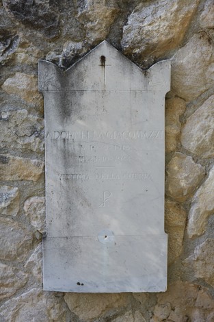 Antichi sepolcri del cimitero di San Martino, testimonianza di storie e memorie passate.