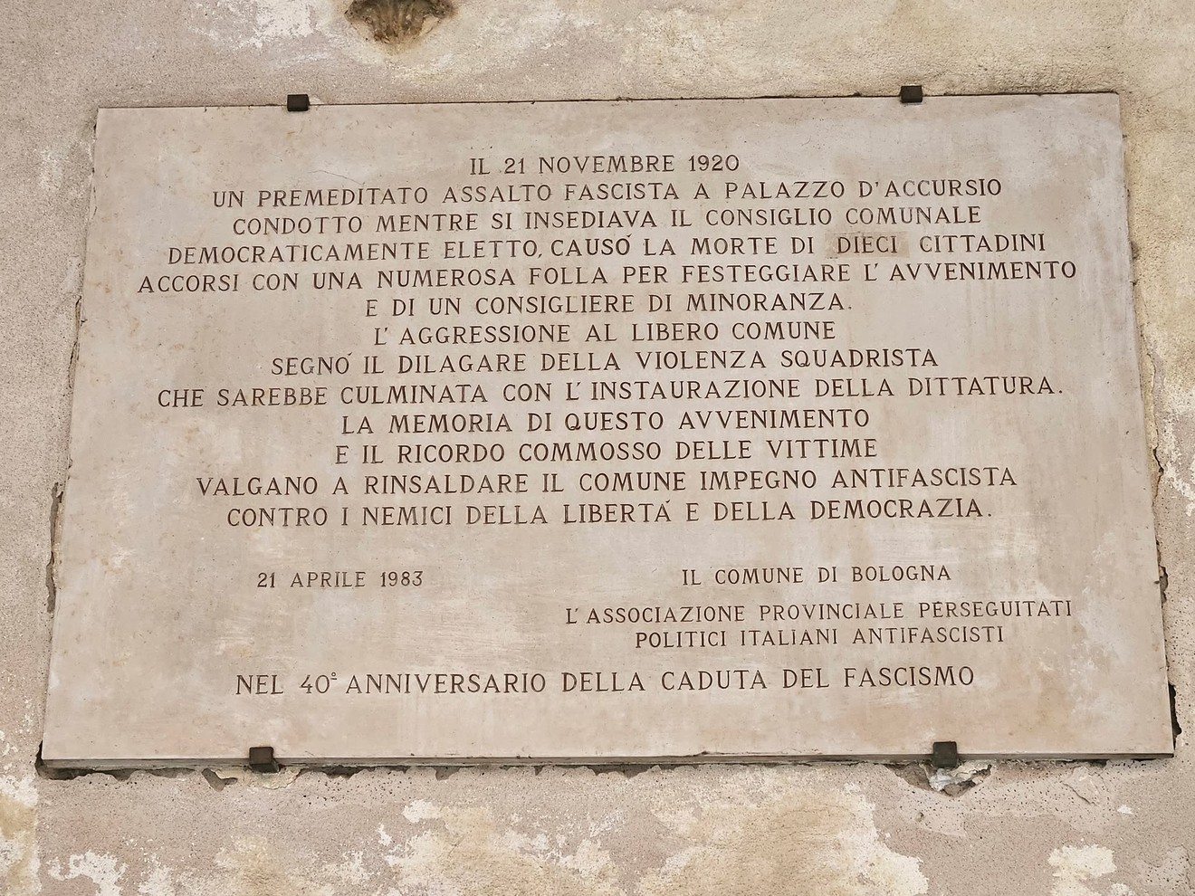Lapide commemorativa dedicata alla strage di Palazzo d'Accursio, nel contesto della memoria storica antifascista.