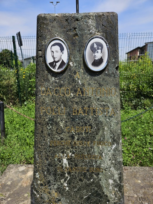 Cippo commemorativo dedicato a Daccò Antonio e Polli Battista, con foto incassate in una stele di pietra.