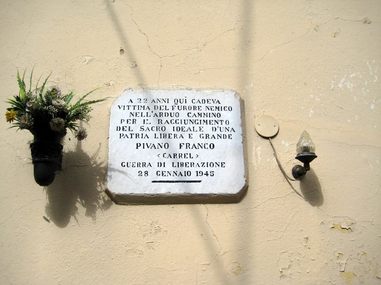 Lapide commemorativa a Pivano in ricordo di una vittima della guerra di liberazione. 28 gennaio 1945.
