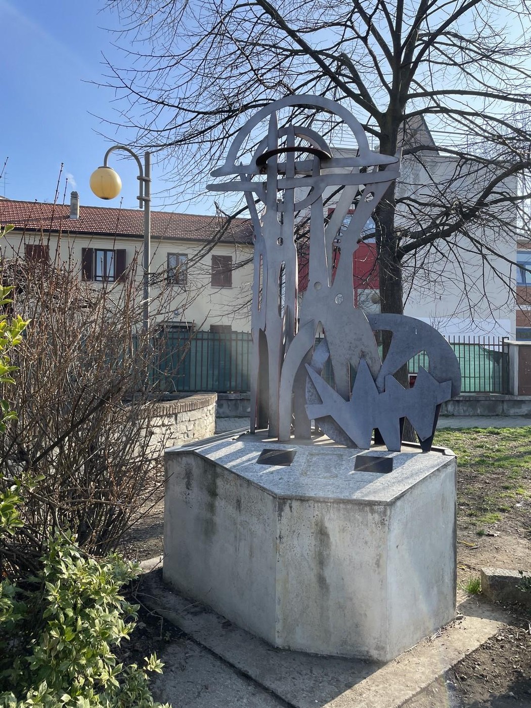Monumento ai caduti di Savonera, opera in metallo che celebra la memoria e il sacrificio dei soldati.