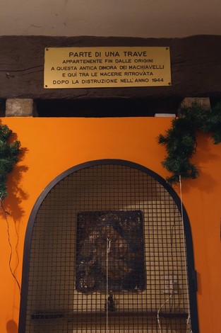 Lapidi commemorative della casa di Machiavelli, distrutta nel 1944, esposte in un ambiente suggestivo.