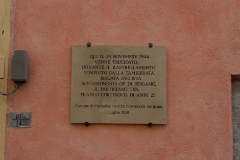 Lapide commemorativa a Cortinovis dedicata a un partigiano noto per il suo sacrificio durante la Seconda Guerra Mondiale.