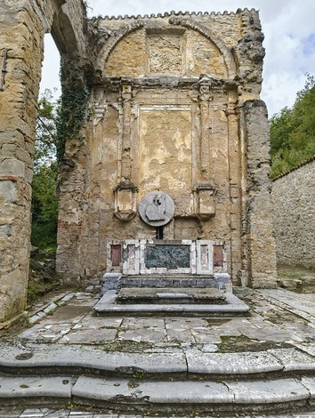 Rovine affascinanti della chiesa di Casaglia, testimonianza di storie passate e architettura storica.