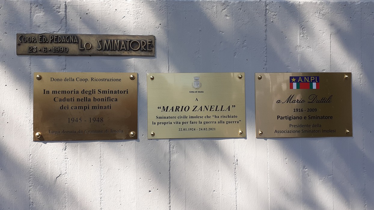 Monumento dedicato agli sminatori, commemorando il loro sacrificio nella bonifica dei campi minati.