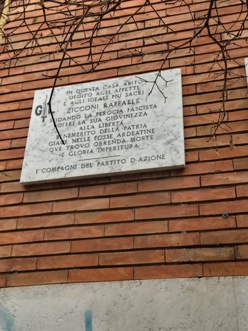 Lapidi commemorative di Zicconi e Pierantoni su un muro in mattoni, con targa in marmo dedicata alla memoria.