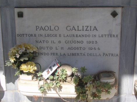 Sepolcro di Paolo Galizia, dedicato a un patriota e medico scomparso nel 1944. Decorato con fiori e tributi.