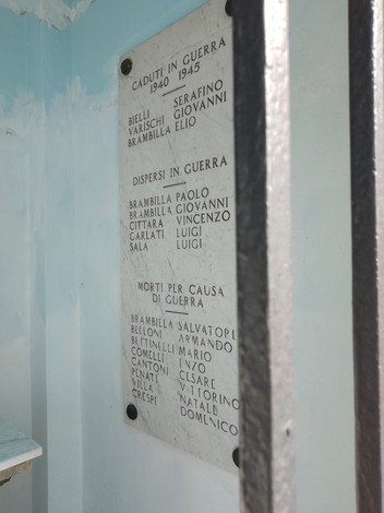 Lapide commemorativa dedicata ai caduti in guerra, con nomi di soldati e date.