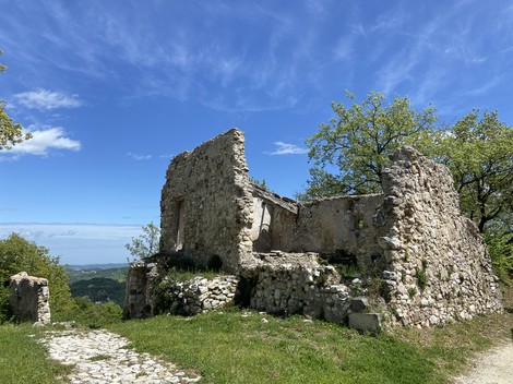 Il Monumento ai martiri dell'eccidio di Sant'Agata, un antico edificio in rovina immerso nel verde.